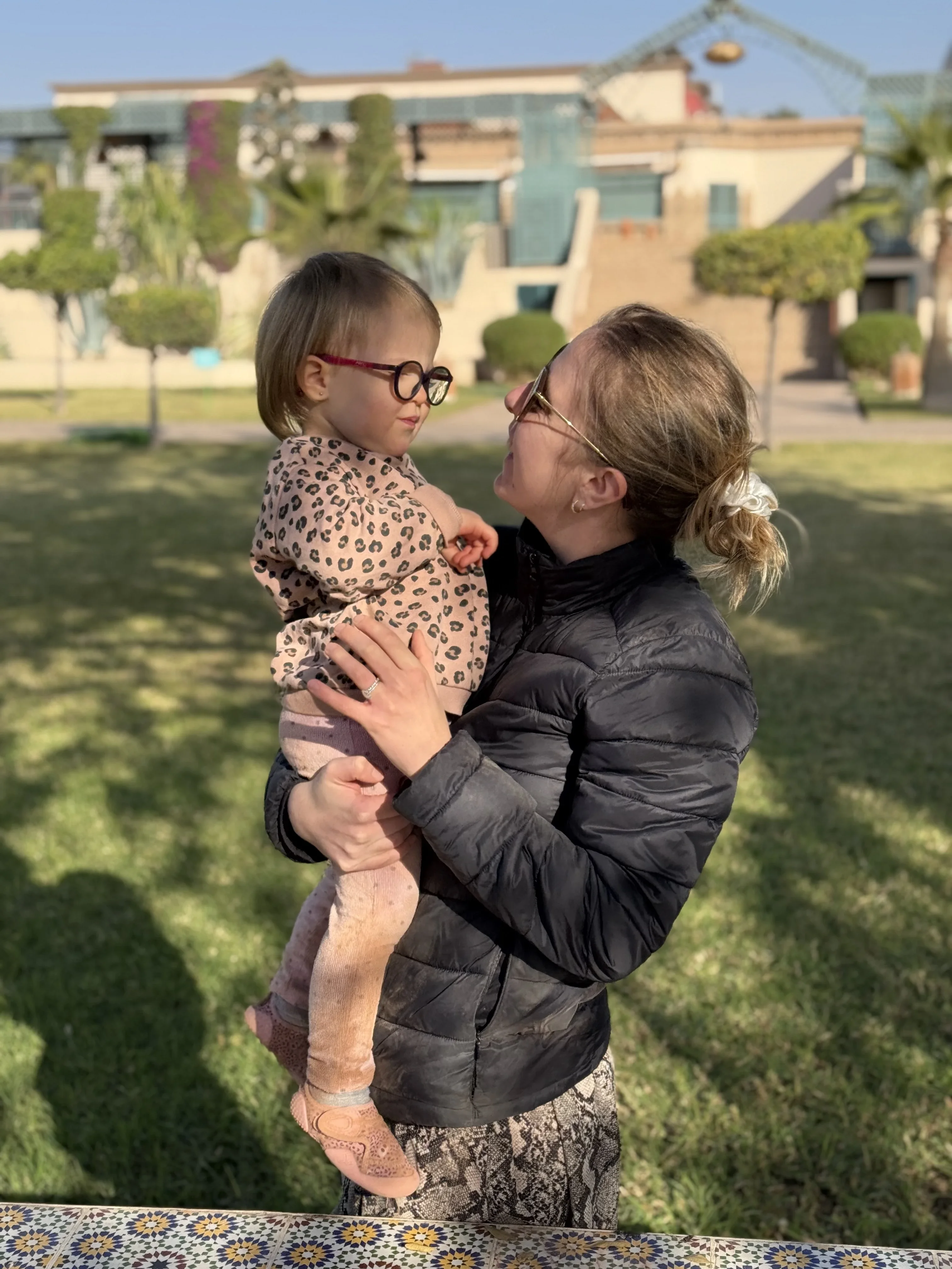 Ana Hope rigolant dans les bras de sa maman